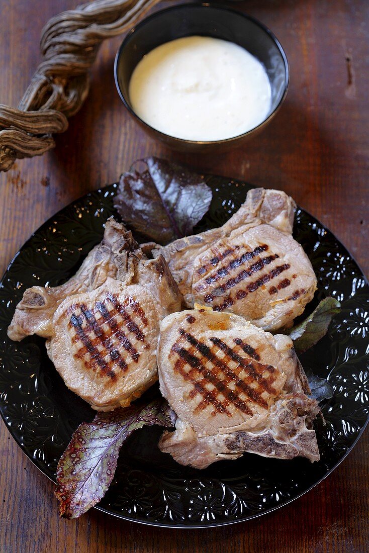 Gegrillte Schweinekoteletts mit Joghurtsauce