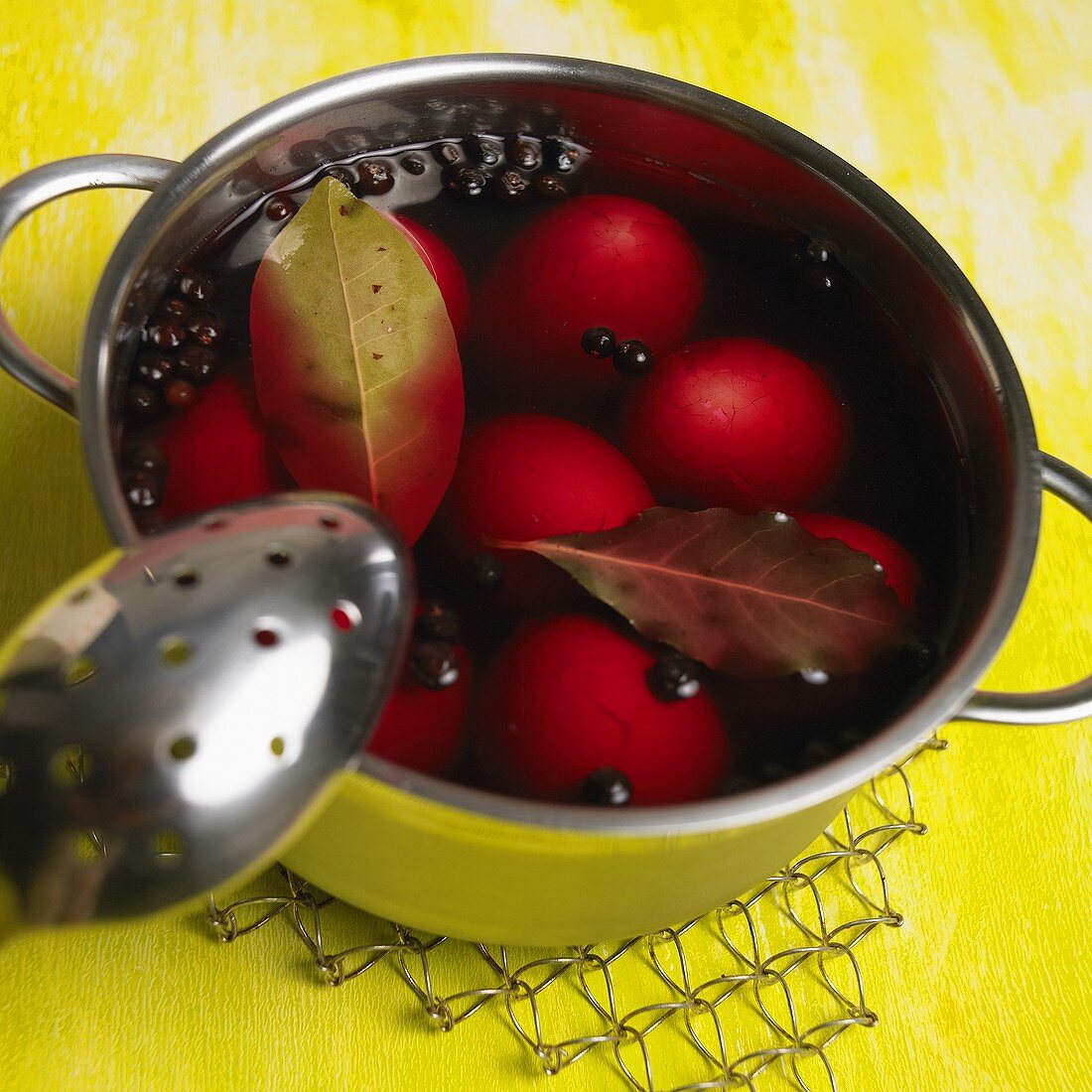 Dyeing eggs by standing in red dyeing liquid (natural dyeing)