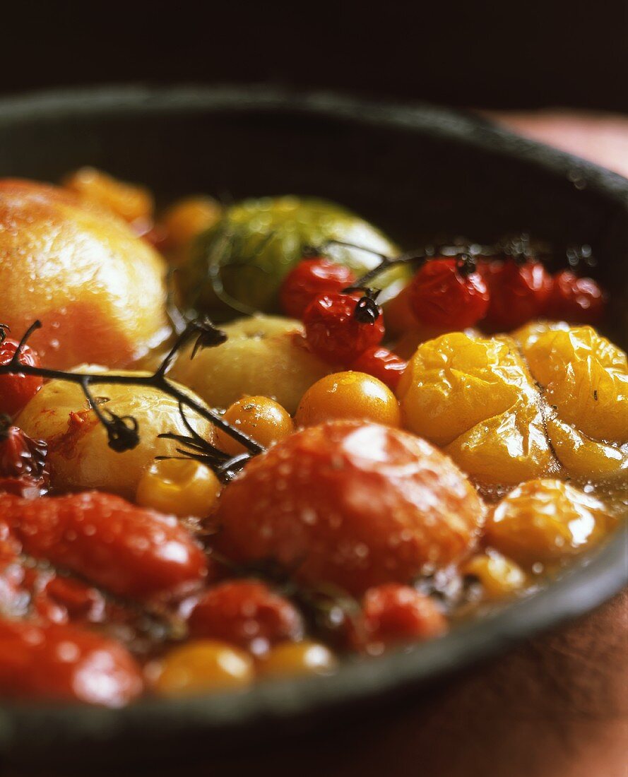Verschiedene Tomatensorten in Ofen gebacken