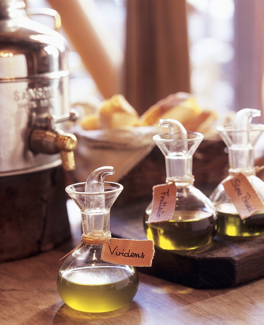 Verschiedene Olivenölsorten in einem Geschäft