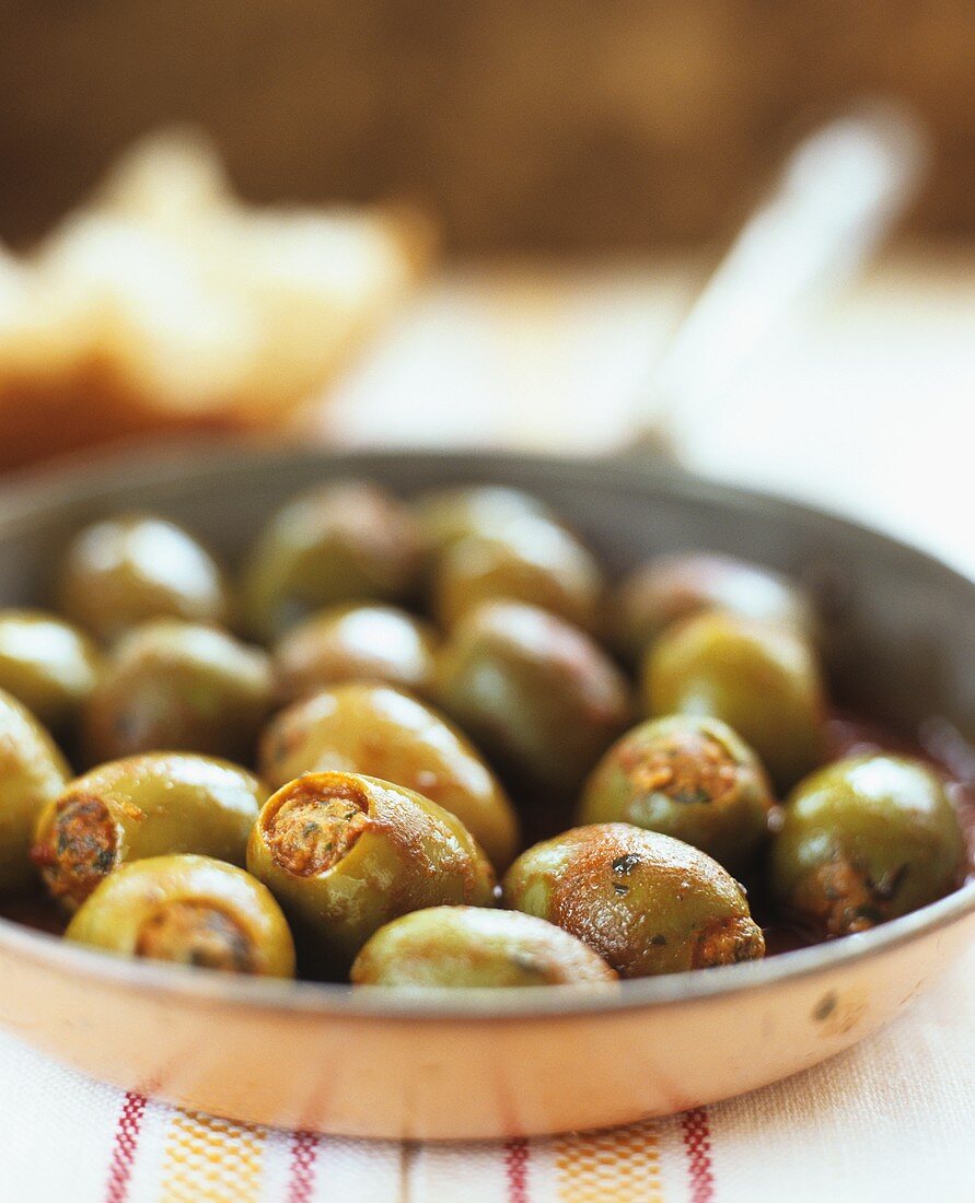 Mit Thunfischcreme gefüllte Oliven