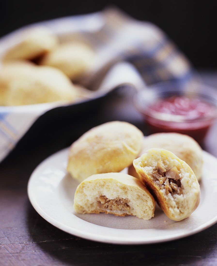 Pikant gefüllte Weissbrötchen