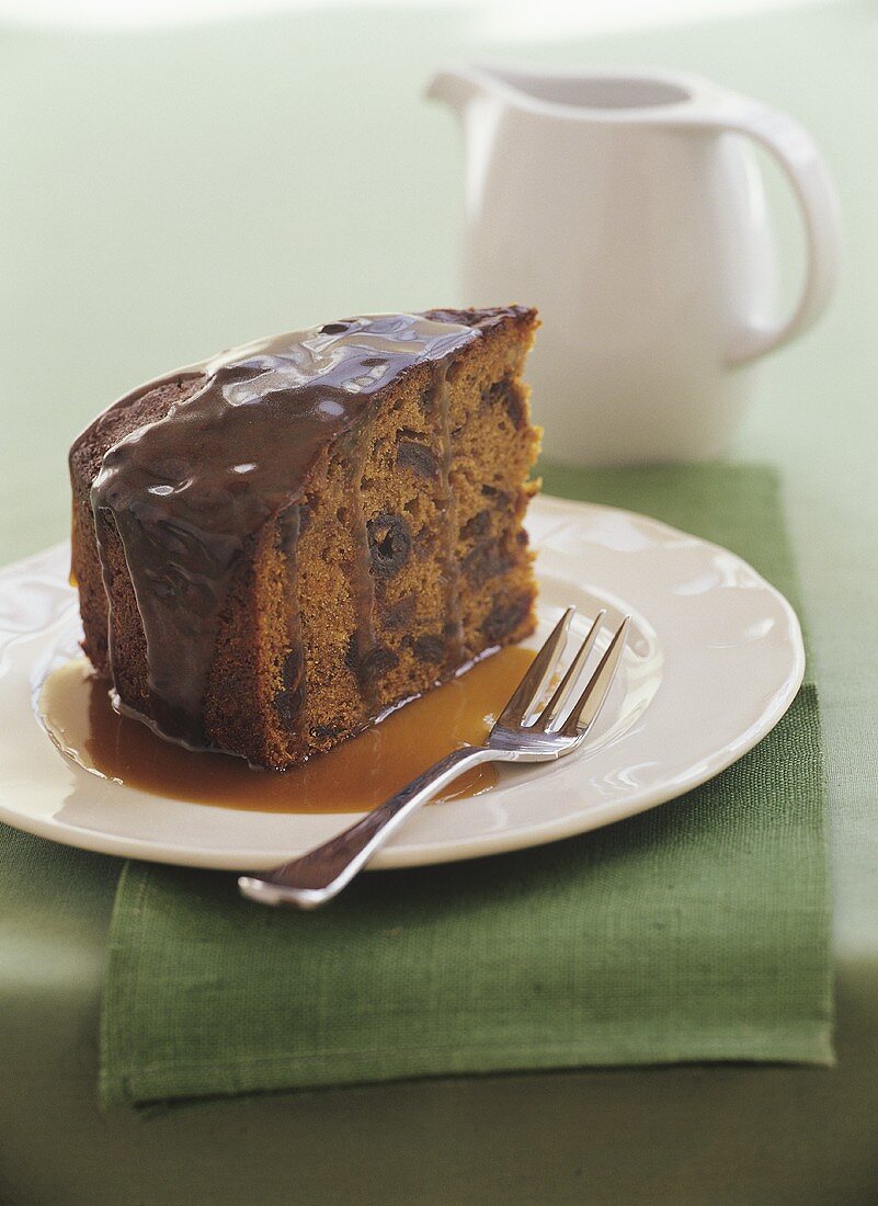 Gewürzkuchen mit kandierten Früchten und Karamellsauce