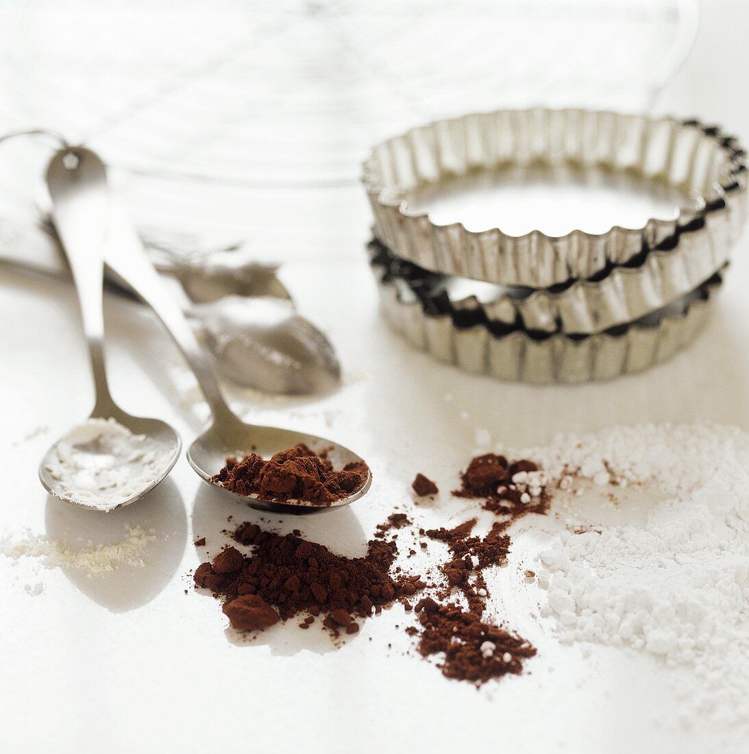 Baking utensils with cocoa and icing sugar