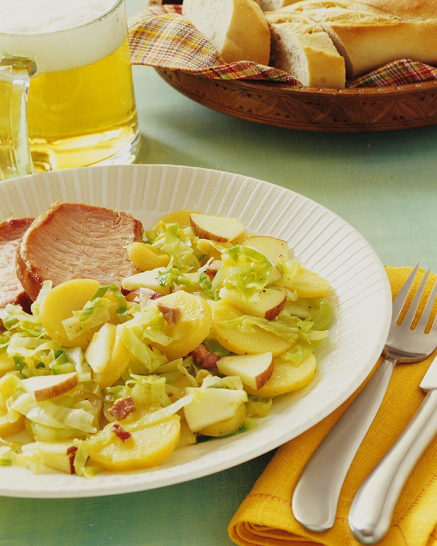 Kartoffel-Spitzkohlsalat mit Apfel, dazu Kasseler