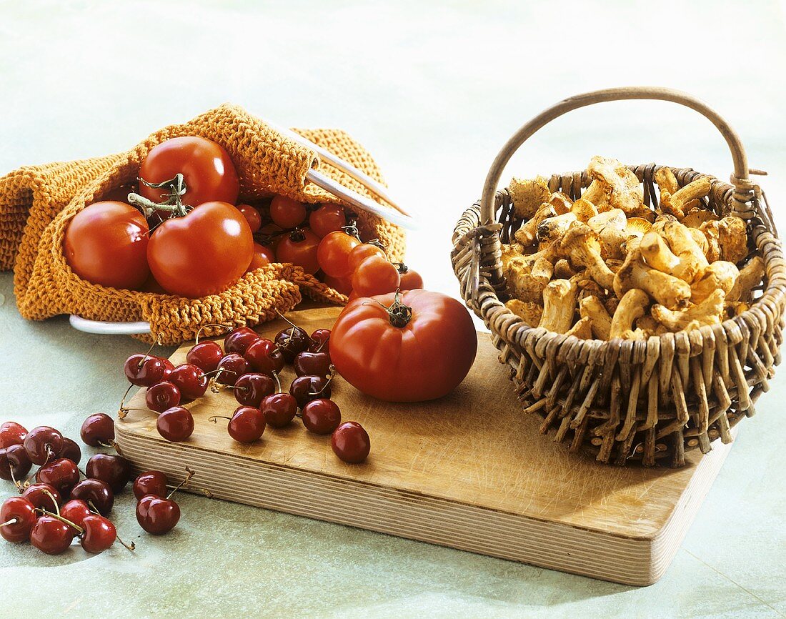 Stillleben mit Tomaten, Kirschen und Pfifferlingen