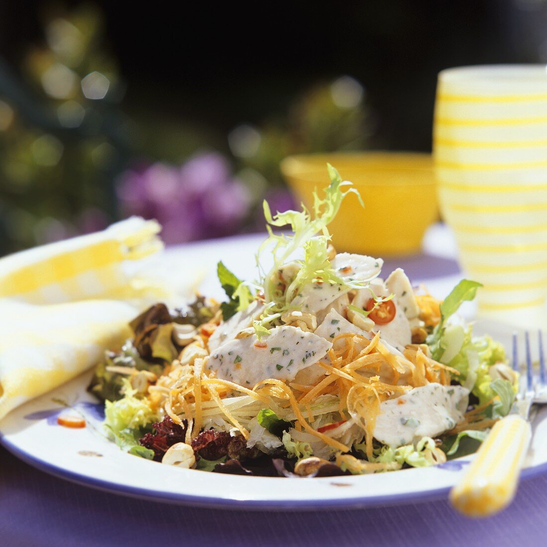 Salad leaves with turkey breast, grated vegetables & cashews