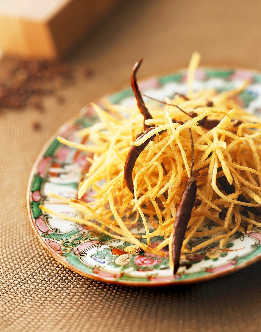 Deep-fried julienne potatoes with dried chili peppers