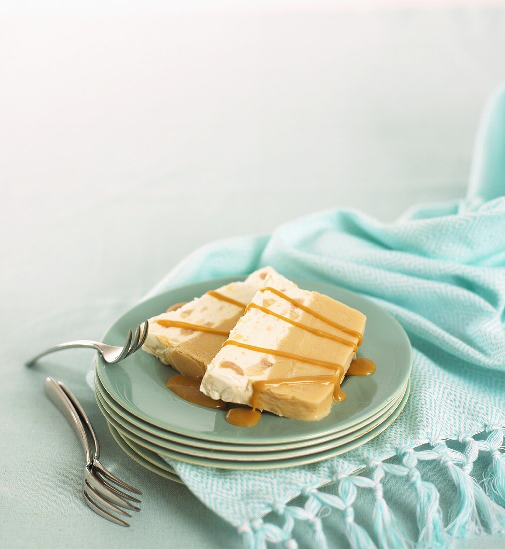 Zwei Stück Vanille-Karamell-Eiskuchen mit Karamellsauce
