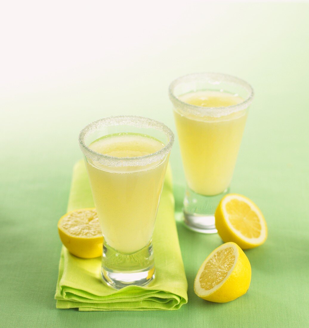 Zitronencocktail mit Zitronensorbet und Gin