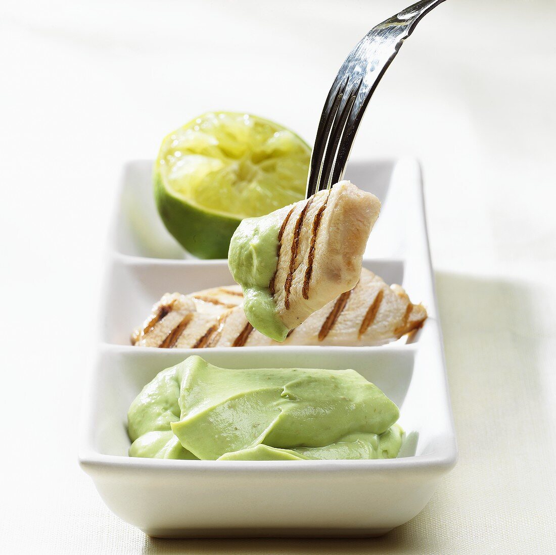 Grilled chicken pieces with avocado dip