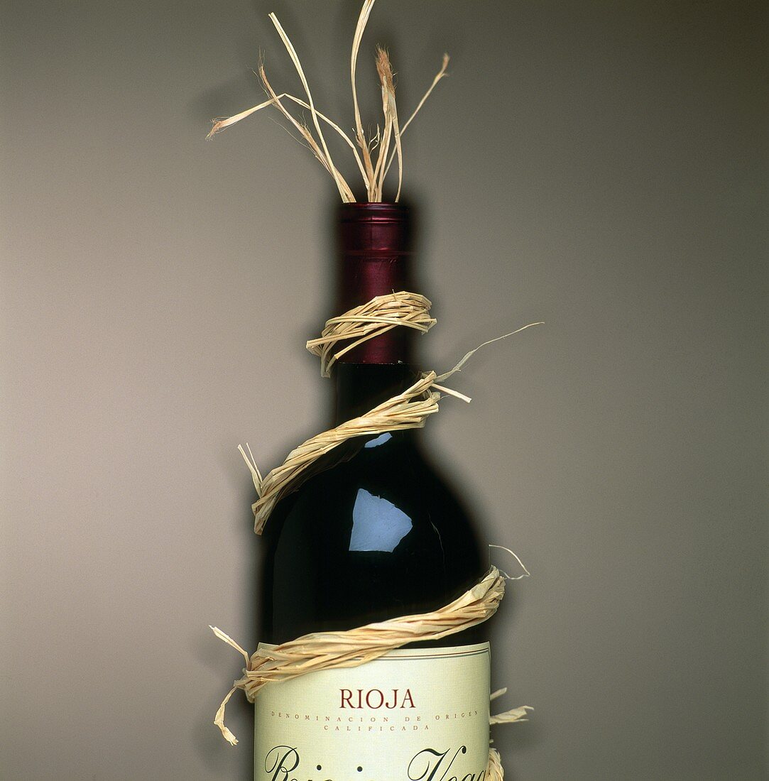Rioja-Weinflasche mit Bast umwickelt