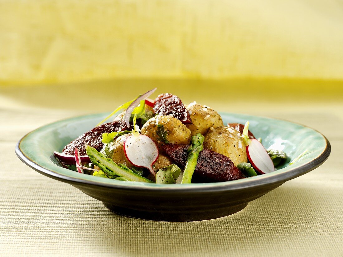 Vegetable salad with beetroot, potatoes and asparagus