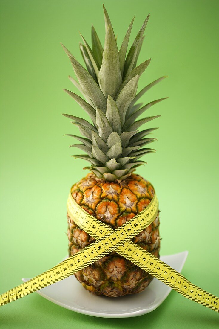 Ananas mit Massband umwickelt