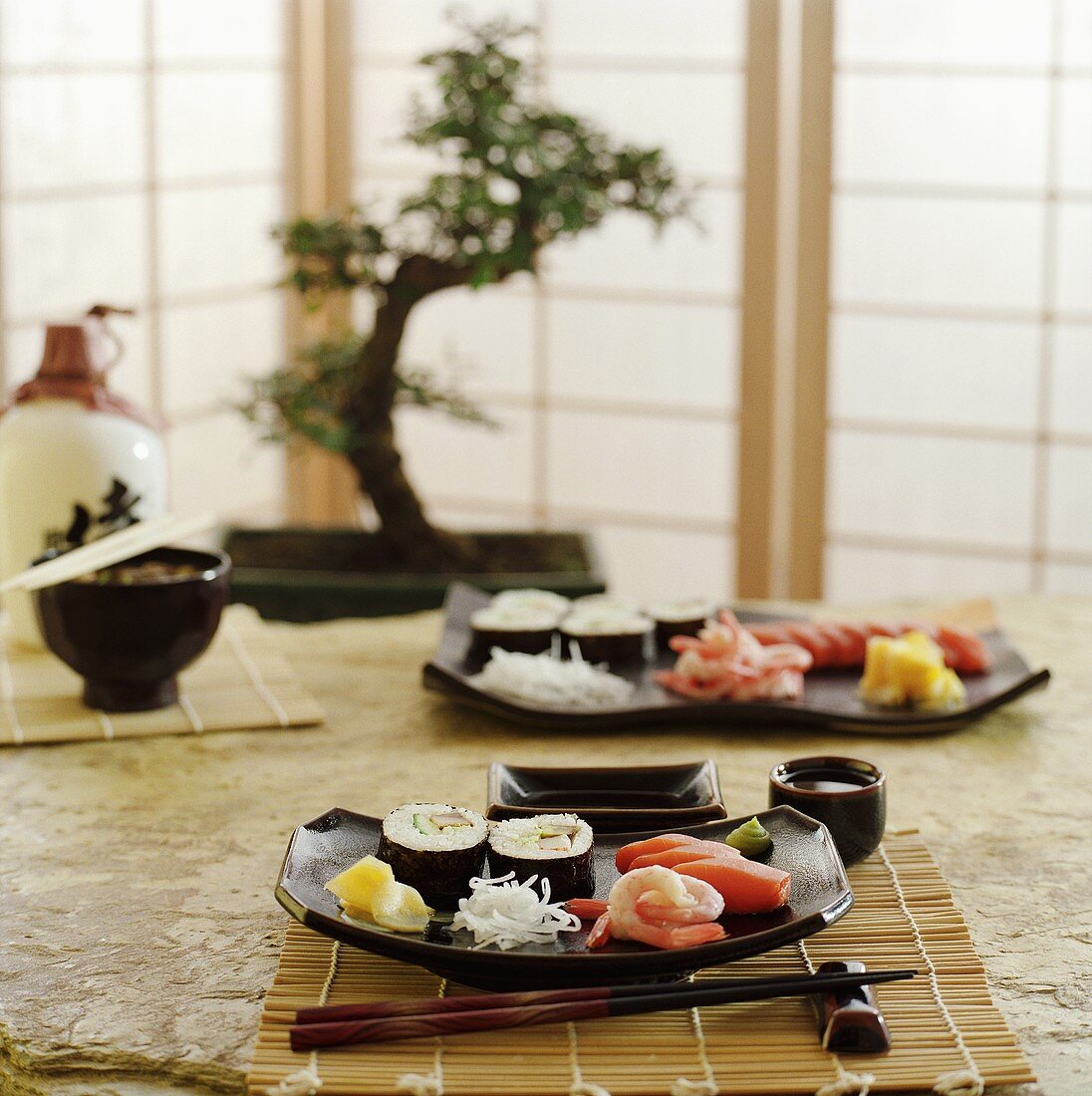 Verschiedene Sushi auf japanisch gedecktem Tisch