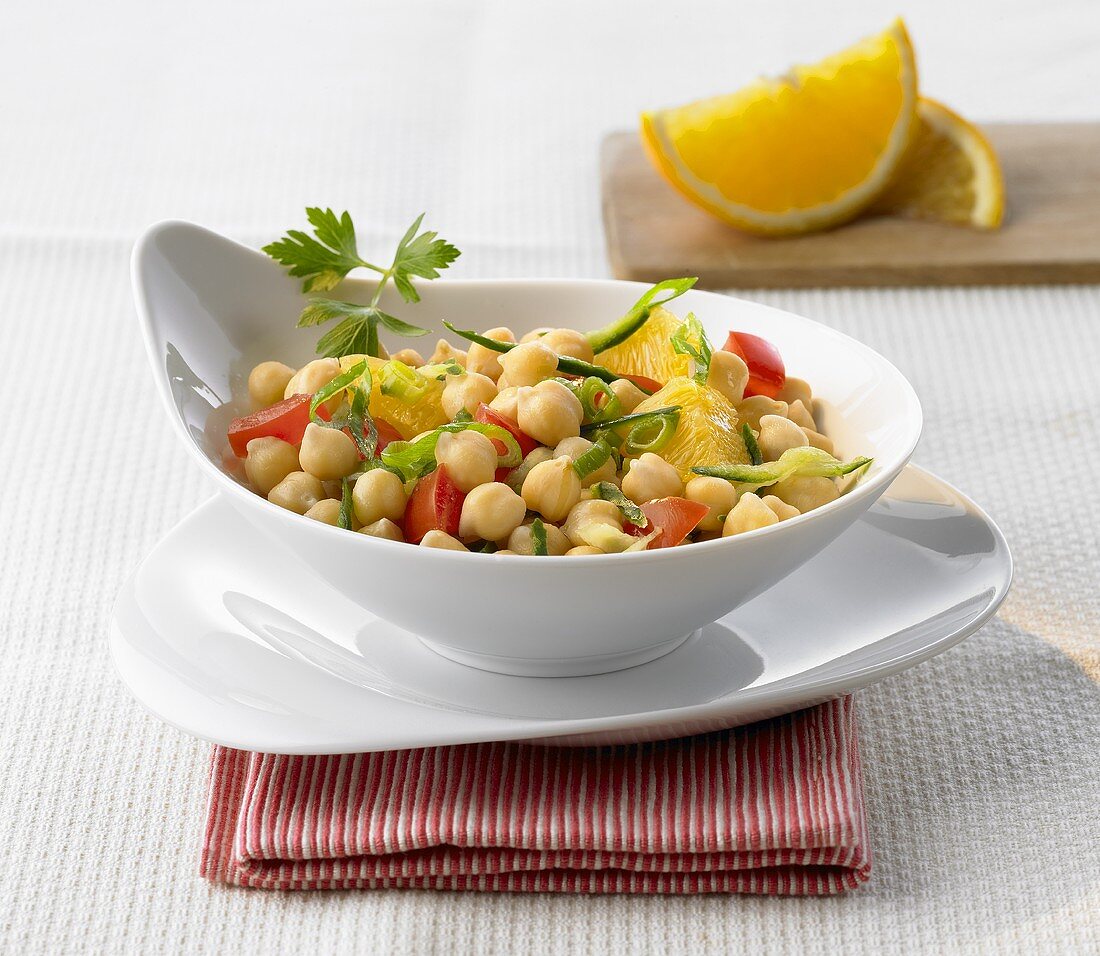 Chick-pea salad with orange and peppers