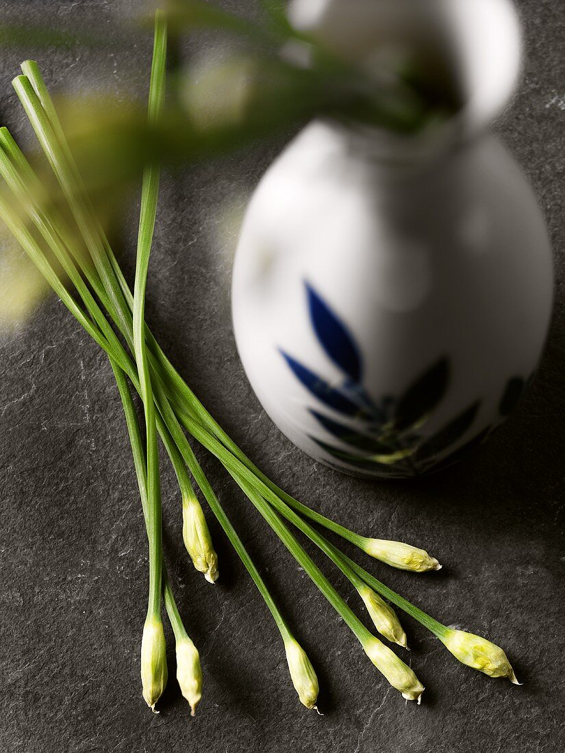 Chinesischer Schnittlauch neben einer Vase