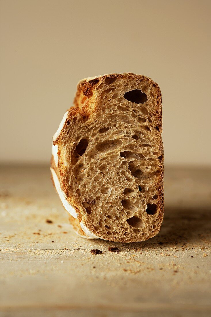 Helles, angeschnittenes Brot