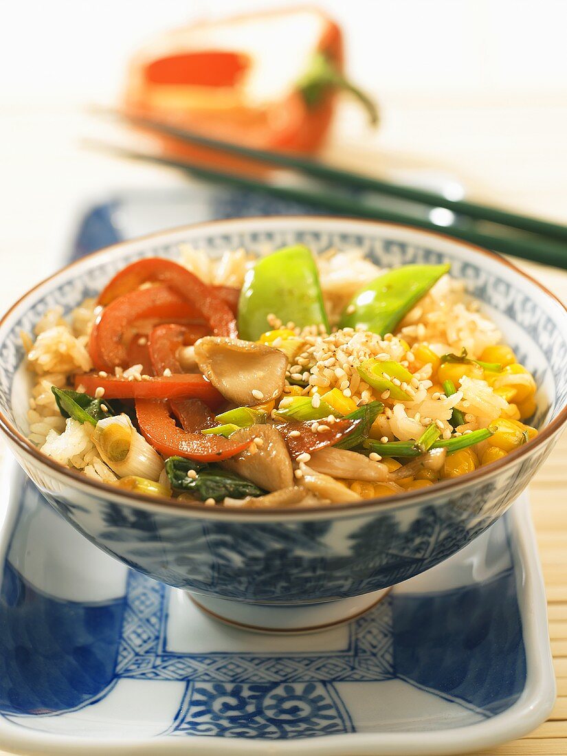 Reisgericht mit Gemüse und Sesam