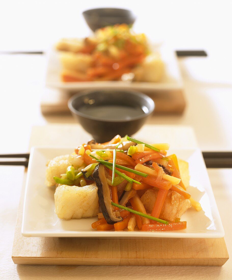 Japanischer Fisch mit süß-saurem Gemüse