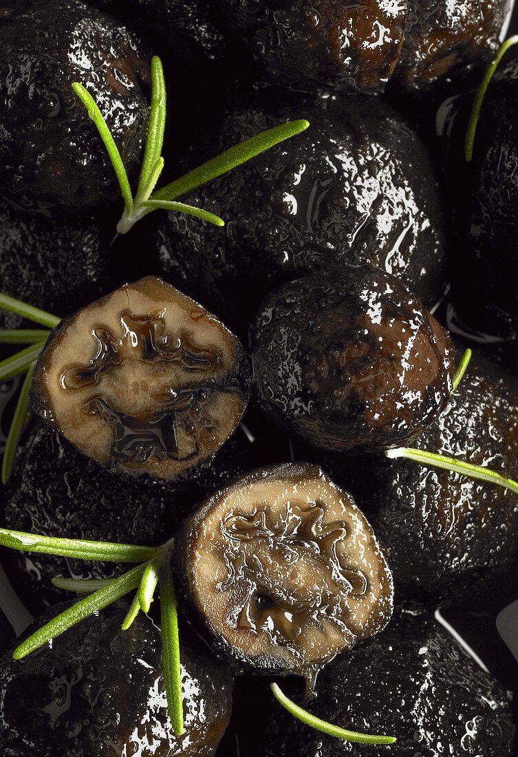 Schwarze Nüsse (unreif eingelegte Walnüsse)