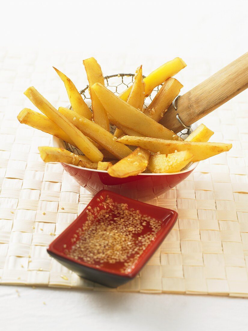 Sweet potato sticks with honey sesame sauce (China)