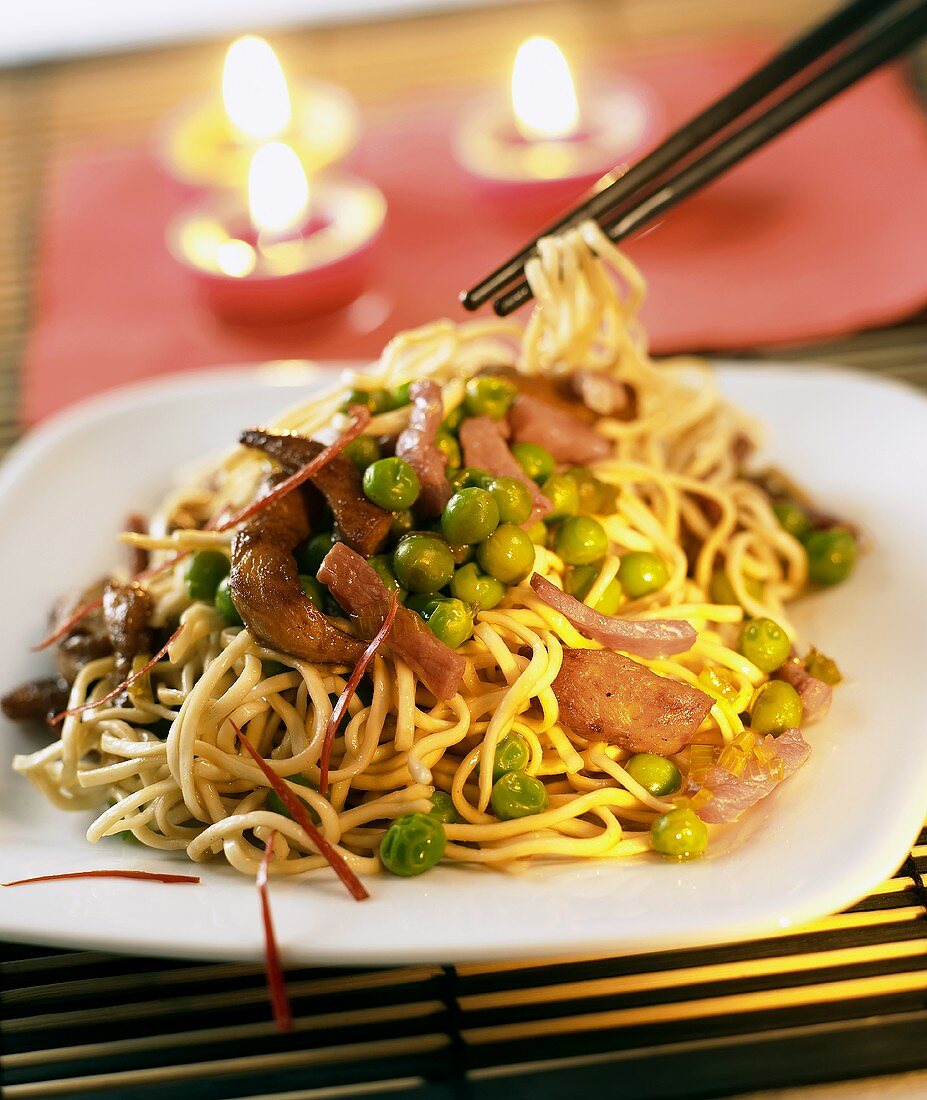 Nudelpfanne mit Hähnchen, Schinken und Erbsen (China)