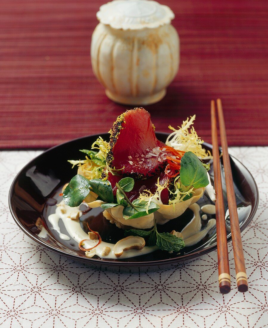 Marinierter Thunfisch mit Limetten und Mohn auf Salat