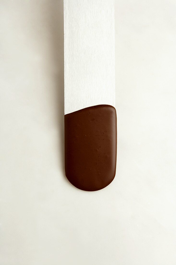 Set chocolate on spatula