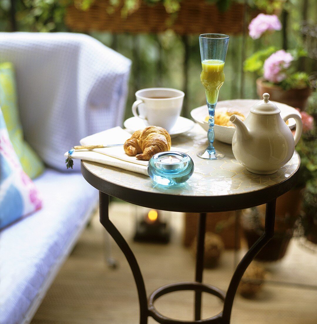 Frühstückstisch mit Kaffee, Croissant & Orangensaft