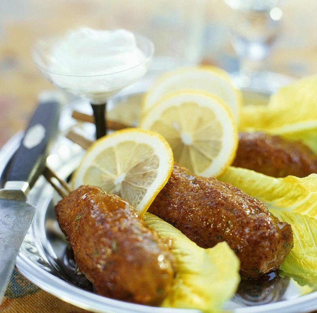 Minced wild boar with lettuce leaves, lemon & yoghurt dip