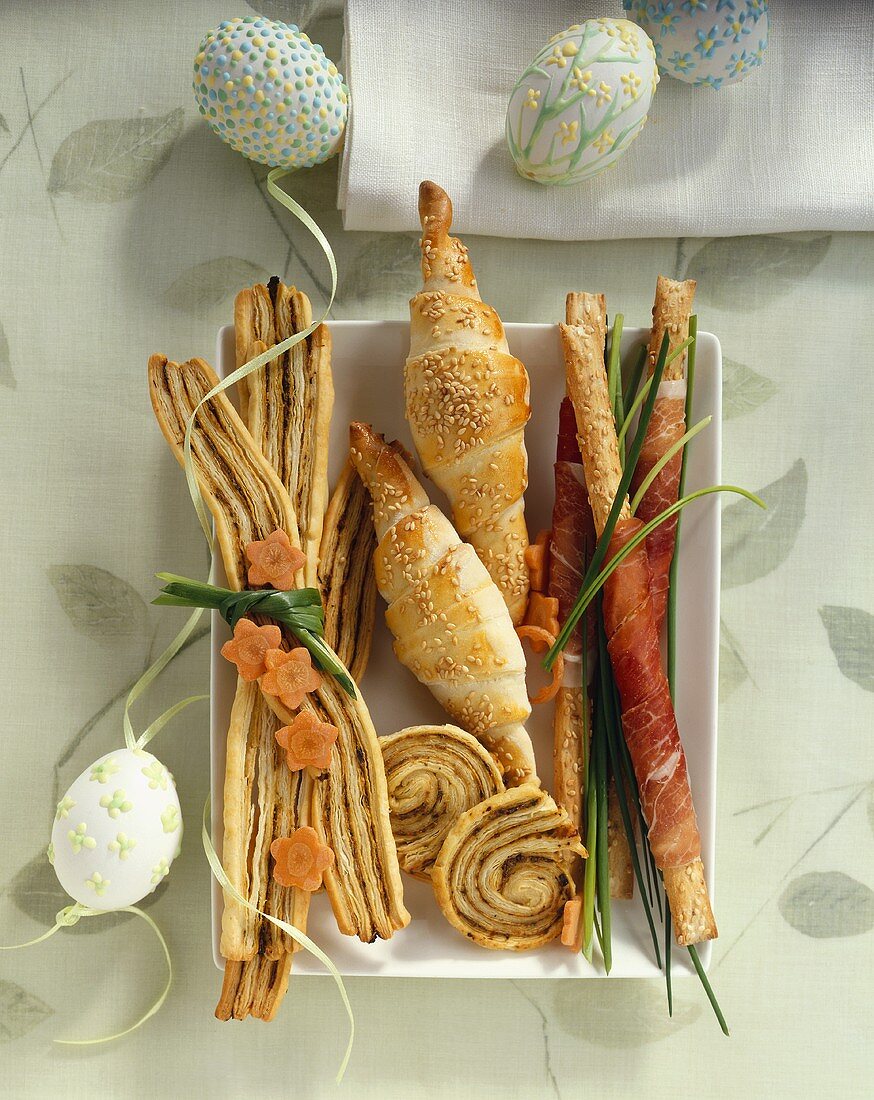 Blätterteiggebäck und Grissini mit Rohschinken zu Ostern