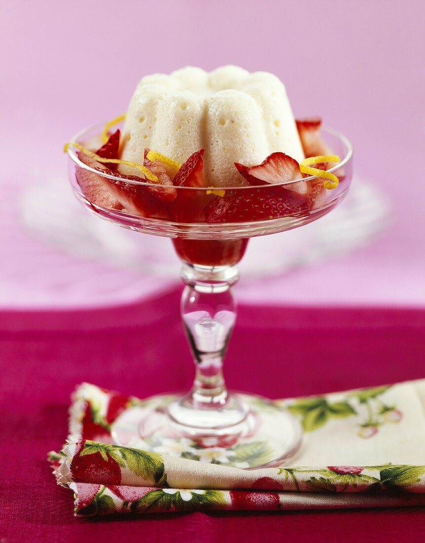 Semolina flummery with strawberries in a glass