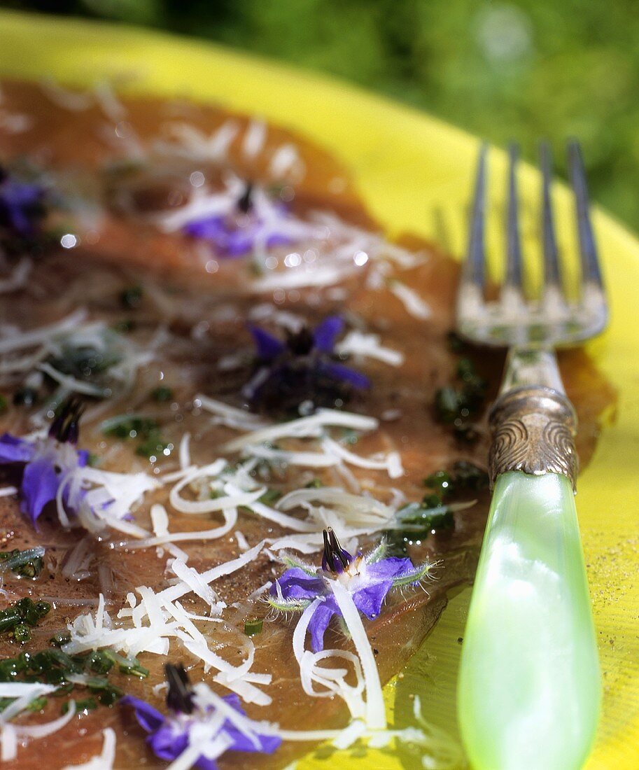 Thunfischcarpaccio mit Borretsch und Parmesan