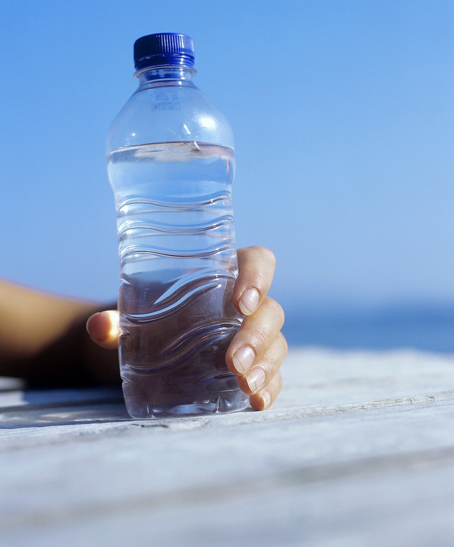 Eine Flasche Wasser auf einem Steg