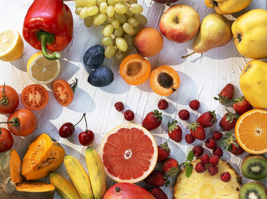 Stillleben mit verschiedenen Früchte- und Gemüsesorten