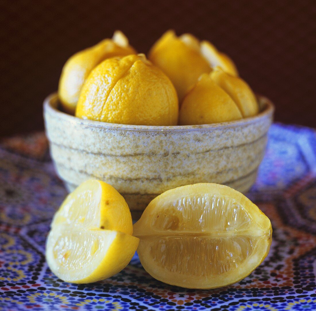 Zum Einlegen vorbereitete Salzzitronen (Marokko)