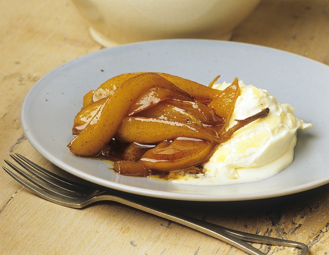 Beschwipste Birnenspalten mit Vanillesirup und Clotted Cream