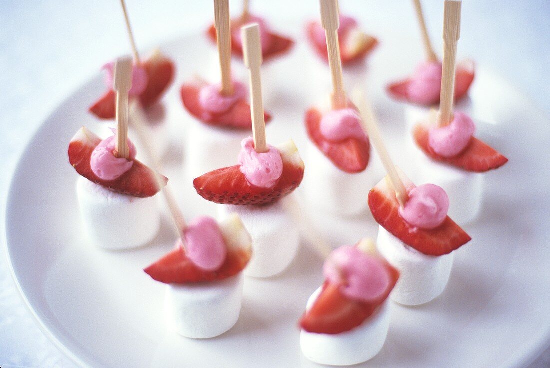 Marshmallow-Spiesse mit Erdbeeren
