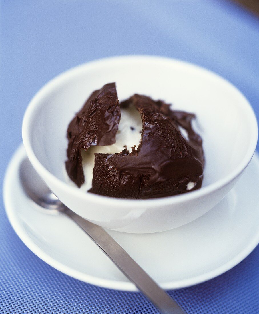 Zarte Creme, umhüllt von einem knusprigen Schokoladenmantel