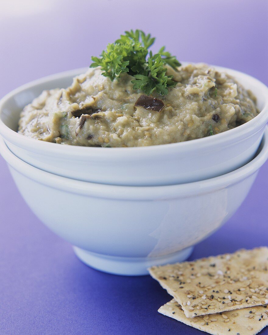 Auberginen-Petersiliedip mit Knäckebrot