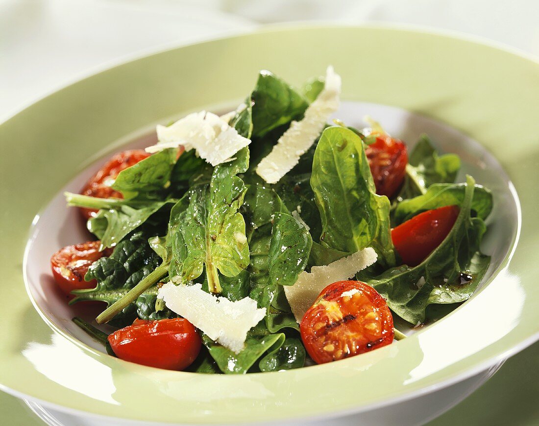 Spinach salad with tomatoes and Parmesan cheese