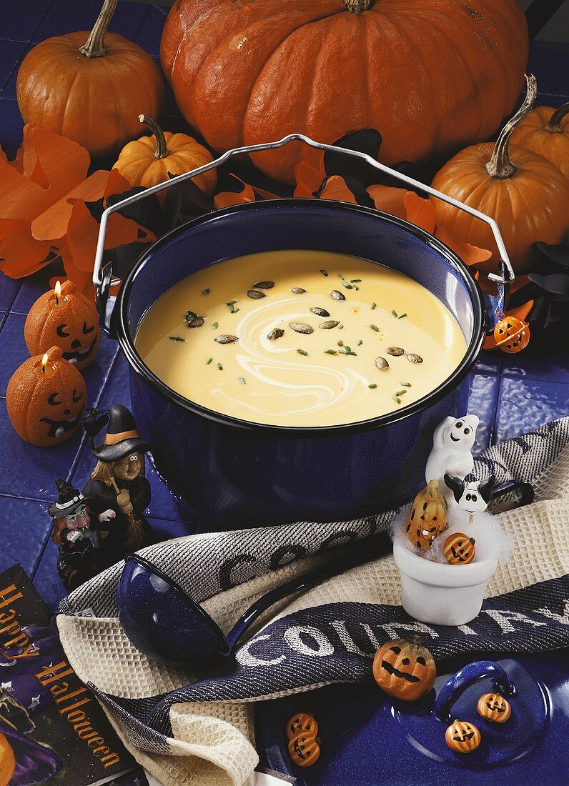 Kürbissuppe mit Halloween-Dekoration