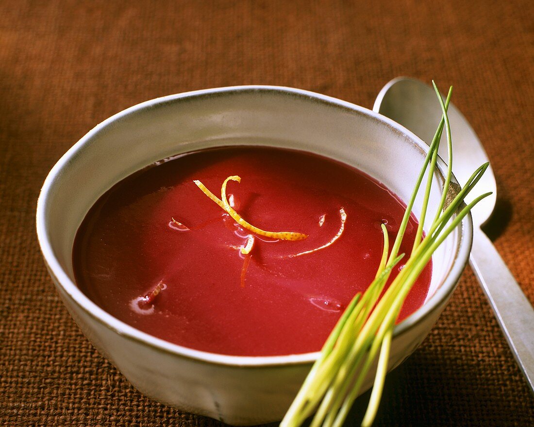 Rote-Bete-Suppe mit Wasabi und Zitrone