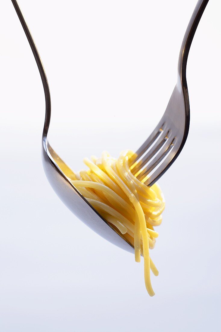 Spaghetti mit Gabel und Löffel aufdrehen