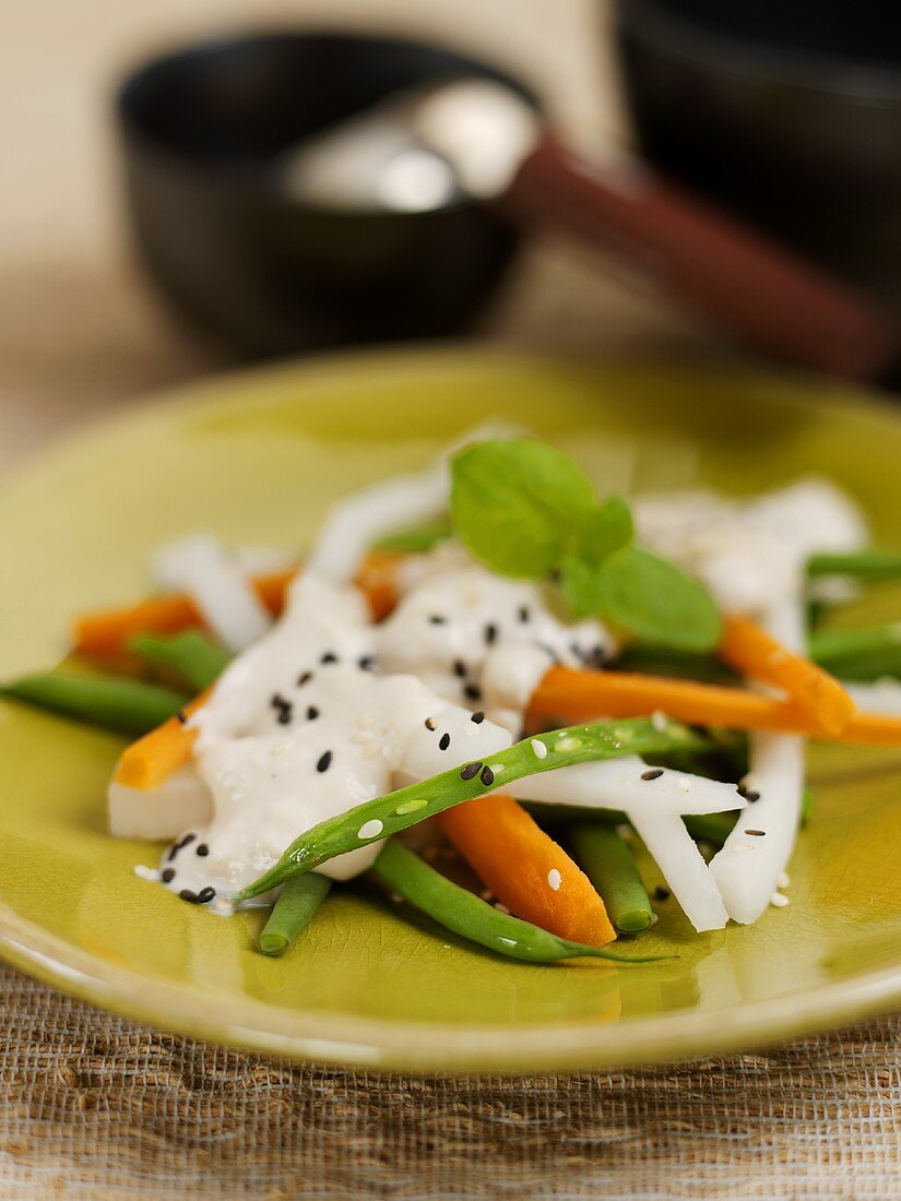 Gemüse mit Tofudressing und Sesamkörnern