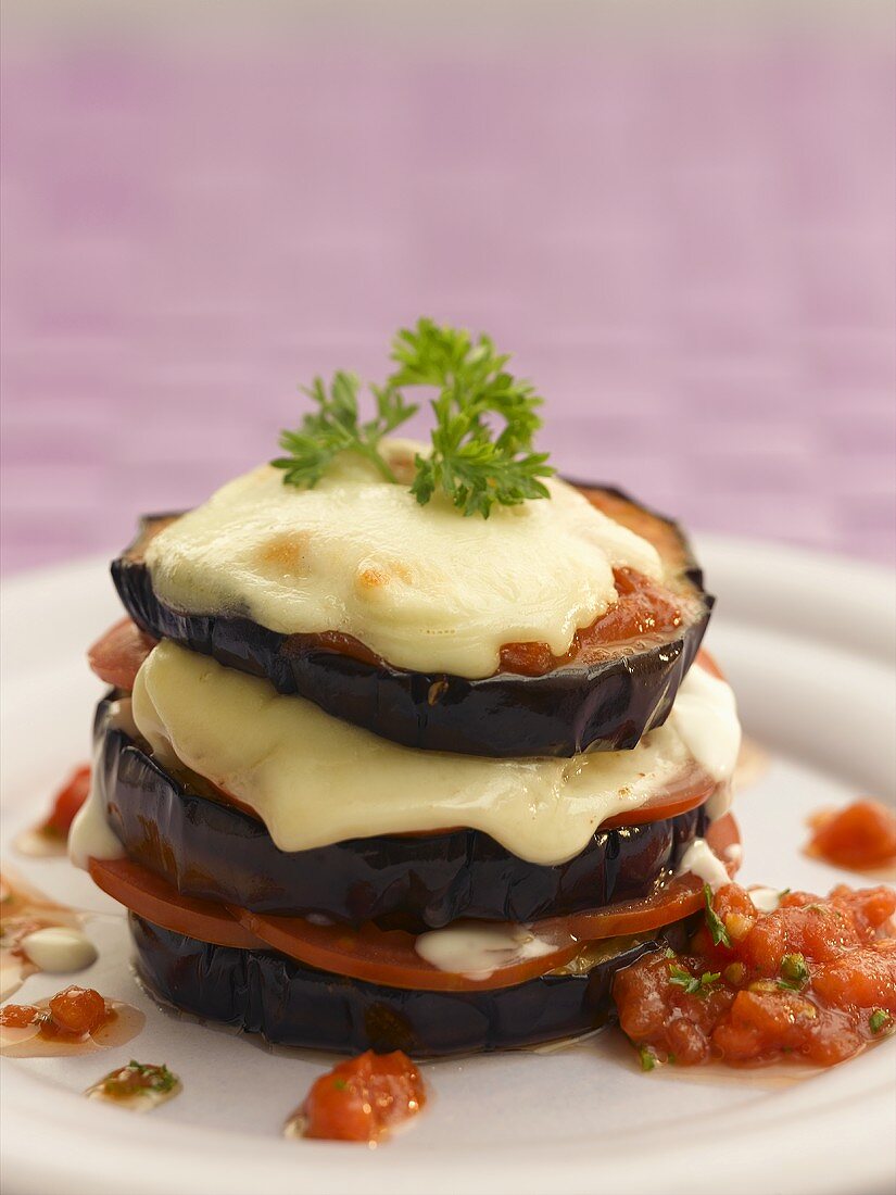 Auberginenturm mit Tomatensauce und Mozzarella überbacken