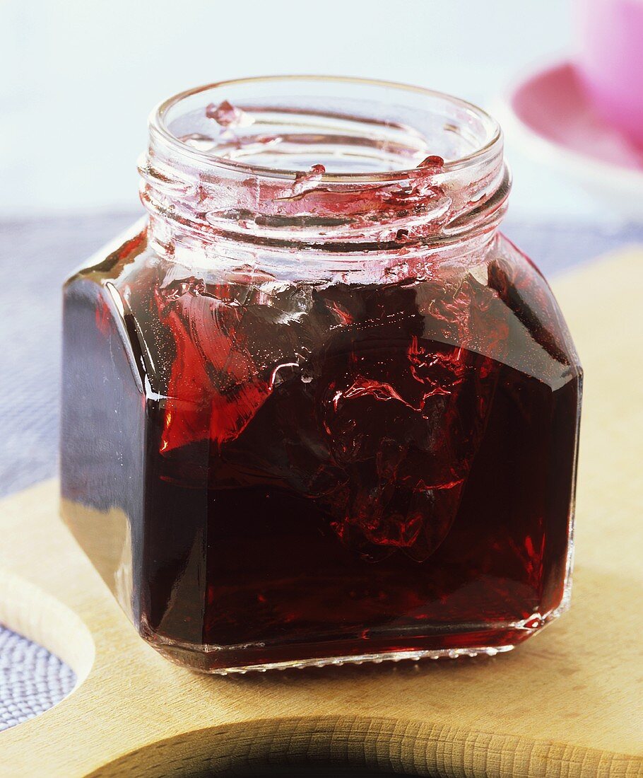 Redcurrant and champagne jelly in jam jar