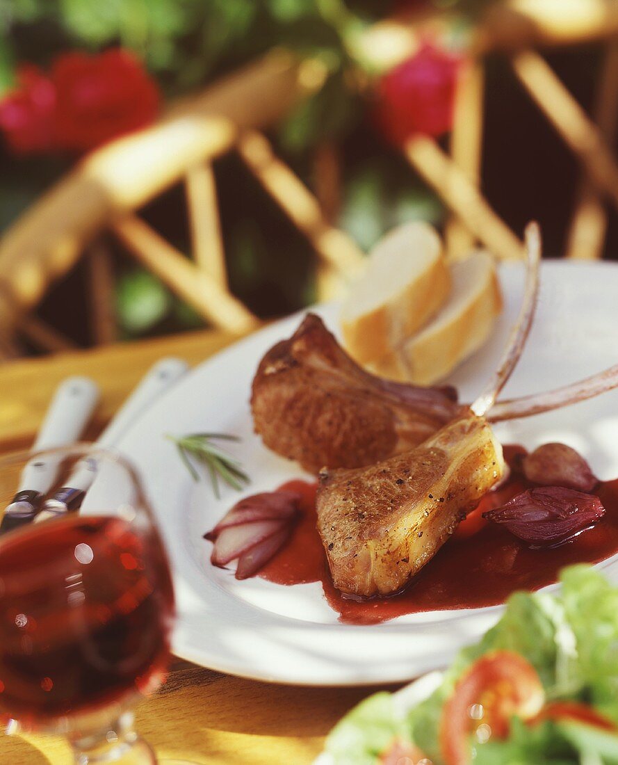Sommergericht: Lammkoteletts mit Rotweinsauce