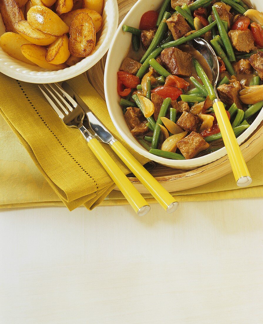 Fleisch-Bohneneintopf mit Bratkartoffeln